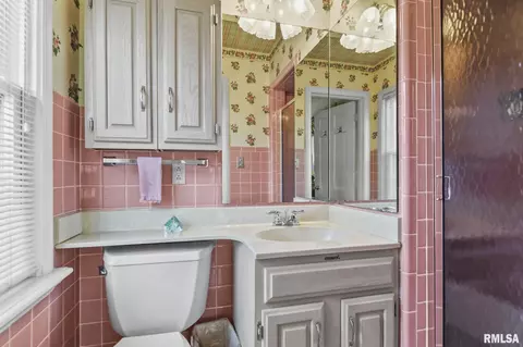Bath - 2125 Greenbriar Rd, Springfield, IL 62704 photo 1 of 2