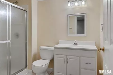 Bath - 2608 Kipling Dr, Springfield, IL 62711 photo 5 of 5
