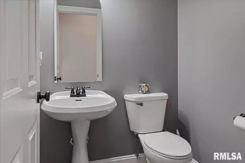 Bath - 2608 Kipling Dr, Springfield, IL 62711 photo 1 of 5