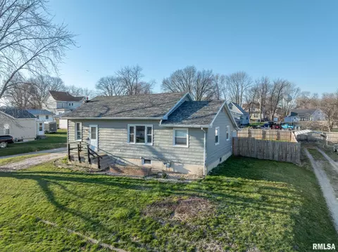 204 E South St, Abingdon, IL 61410