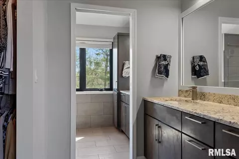 Bath - 808 Wythe Rd, Springfield, IL 62704 photo 2 of 7