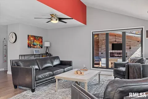 Living - 808 Wythe Rd, Springfield, IL 62704 photo 6 of 11