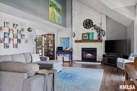 Living - 808 Wythe Rd, Springfield, IL 62704 photo 2 of 11