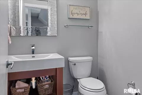 Bath - 808 Wythe Rd, Springfield, IL 62704 photo 1 of 7