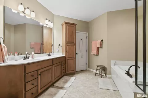 Bath - 6209 Winterberry Ln, Springfield, IL 62712 photo 2 of 5