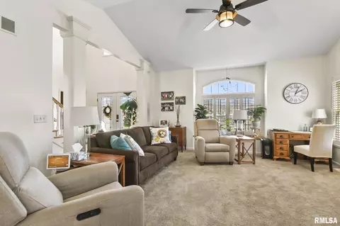 Living - 6209 Winterberry Ln, Springfield, IL 62712 photo 4 of 8