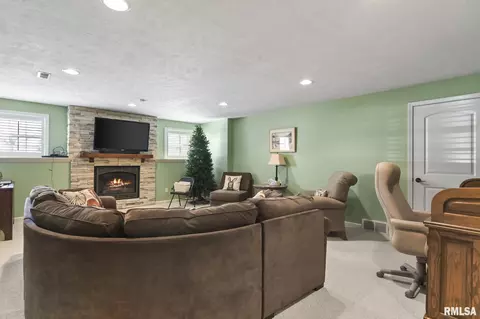 Living - 6209 Winterberry Ln, Springfield, IL 62712 photo 6 of 8