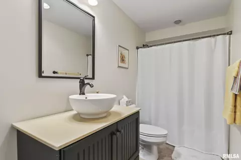 Bath - 6209 Winterberry Ln, Springfield, IL 62712 photo 3 of 5
