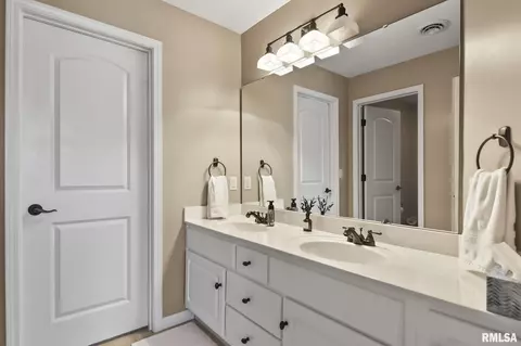 Bath - 6209 Winterberry Ln, Springfield, IL 62712 photo 4 of 5