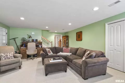 Living - 6209 Winterberry Ln, Springfield, IL 62712 photo 8 of 8