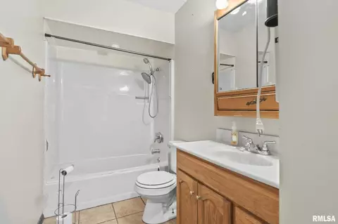 Bath - 2913 E Griffiths Ave, Springfield, IL 62702 photo 1 of 2