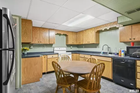 Kitchen - 2913 E Griffiths Ave, Springfield, IL 62702 photo 4 of 5