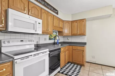 Kitchen - 2913 E Griffiths Ave, Springfield, IL 62702 photo 2 of 5