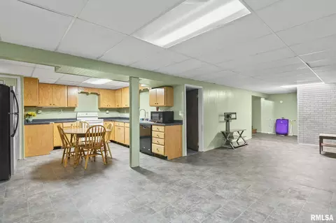 Kitchen - 2913 E Griffiths Ave, Springfield, IL 62702 photo 5 of 5