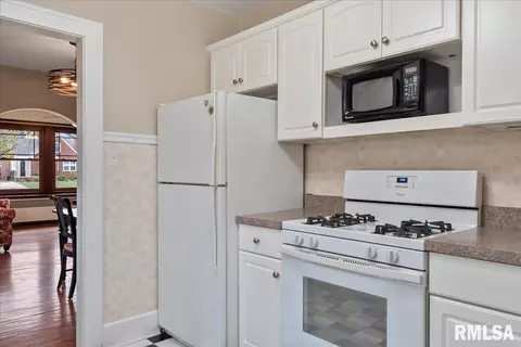 Kitchen - 2049 S State St, Springfield, IL 62704 photo 2 of 2