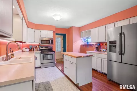 Kitchen - 2701 Mead Dr, Springfield, IL 62707 photo 2 of 3
