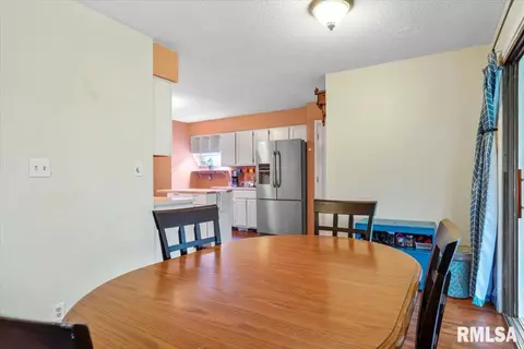 Dining - 2701 Mead Dr, Springfield, IL 62707 photo 2 of 3