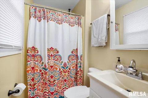 Bath - 2701 Mead Dr, Springfield, IL 62707 photo 2 of 2