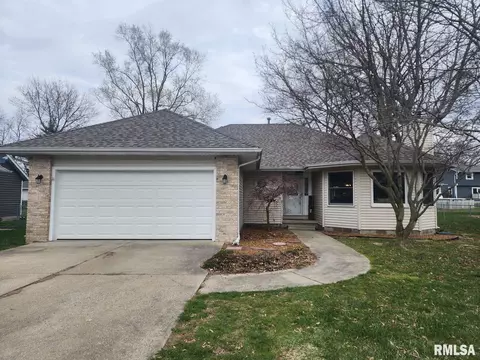17 Carl St, Riverton, IL 62561
