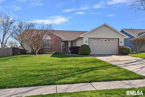 432 Wintergreen Dr, Chatham, IL 62629
