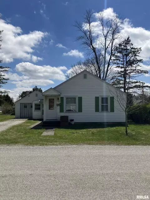 404 E Warren St, Moweaqua, IL 62550