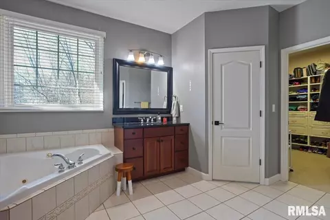 Bath - 4505 Greenbriar Dr, Springfield, IL 62711 photo 6 of 7