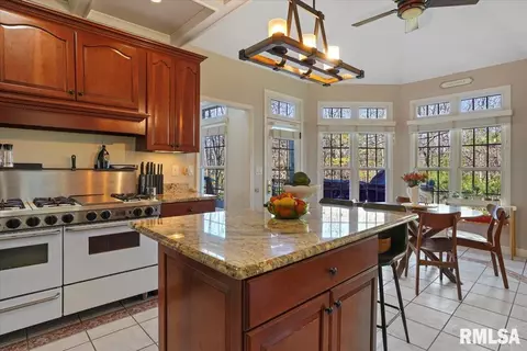 Kitchen - 4505 Greenbriar Dr, Springfield, IL 62711 photo 2 of 4