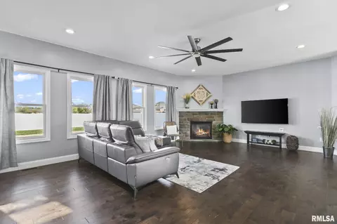 Living - 620 Williamson Ave, Chatham, IL 62629 photo 1 of 5