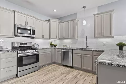 Kitchen - 620 Williamson Ave, Chatham, IL 62629 photo 2 of 4