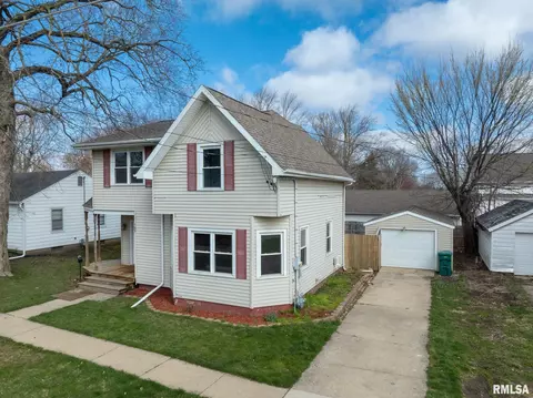 157 E Court St, Farmington, IL 61531