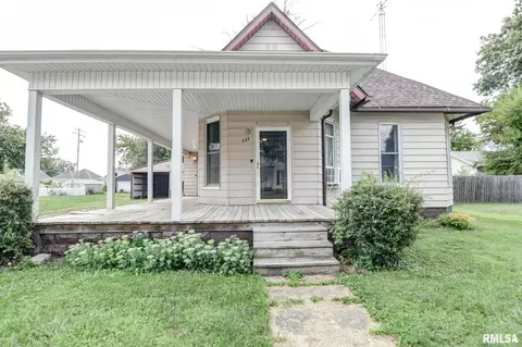 527 N Cottage St, Taylorville, IL 62568