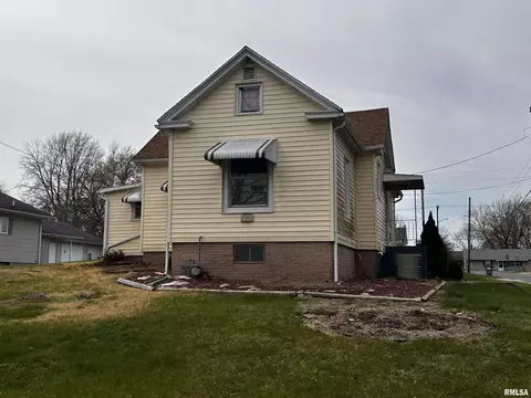 704 S Broad St, Carlinville, IL 62626