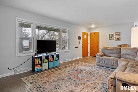 Living - 231 Dickinson Rd, Springfield, IL 62704 photo 1 of 3