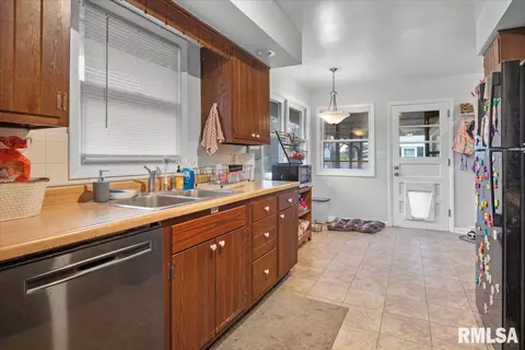 Kitchen - 231 Dickinson Rd, Springfield, IL 62704 photo 1 of 2
