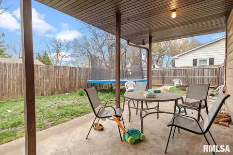 Exterior - 231 Dickinson Rd, Springfield, IL 62704 photo 6 of 7