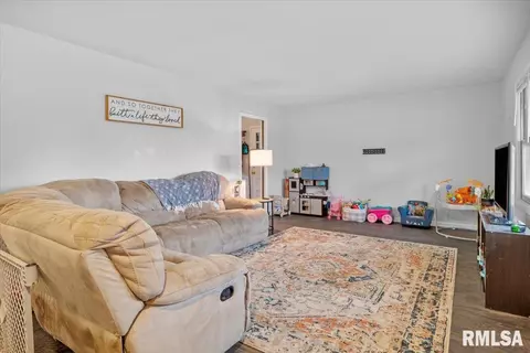 Living - 231 Dickinson Rd, Springfield, IL 62704 photo 2 of 3
