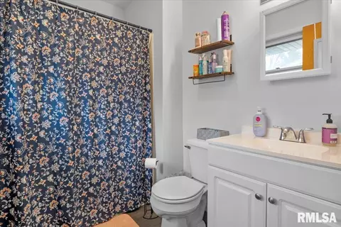 Bath - 231 Dickinson Rd, Springfield, IL 62704 photo 1 of 2