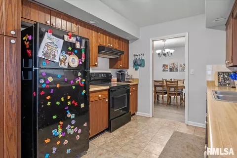Kitchen - 231 Dickinson Rd, Springfield, IL 62704 photo 2 of 2