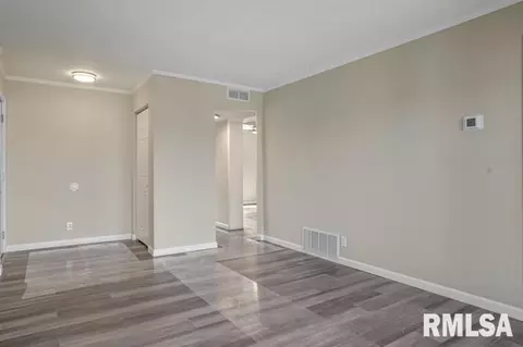 Living - 2539 W Monroe St, Springfield, IL 62704 photo 1 of 2