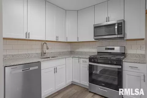 Kitchen - 2539 W Monroe St, Springfield, IL 62704 photo 3 of 3