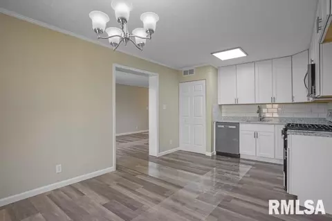 Living - 2539 W Monroe St, Springfield, IL 62704 photo 2 of 2
