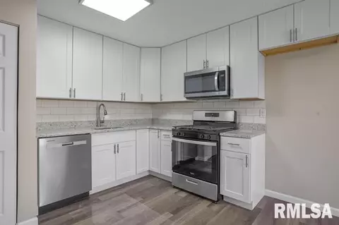 Kitchen - 2539 W Monroe St, Springfield, IL 62704 photo 2 of 3