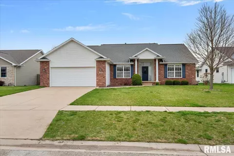 305 Garvey Ln, Chatham, IL 62629