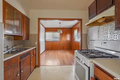 2137 E Monroe St, Springfield, IL 62703 photo 5
