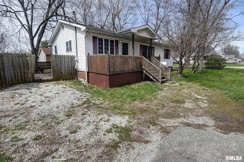 822 E Stevenson St, Taylorville, IL 62568