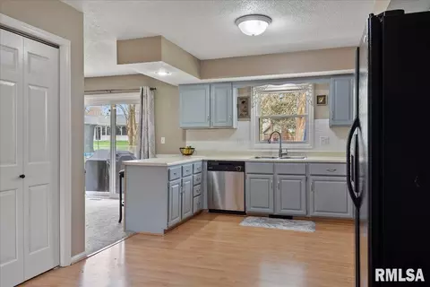 Kitchen - 30 Burning Tree Dr, Chatham, IL 62629 photo 2 of 7