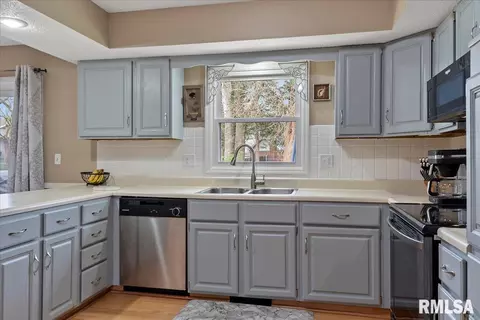 Kitchen - 30 Burning Tree Dr, Chatham, IL 62629 photo 3 of 7