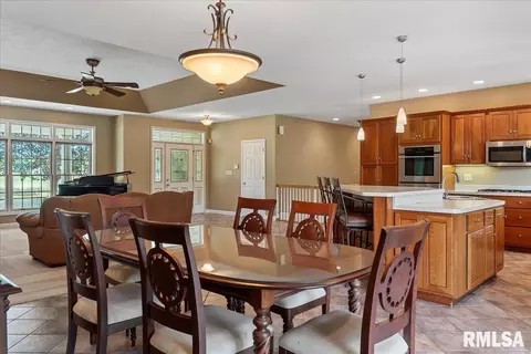 Dining - 6505 Telstar Rd, Riverton, IL 62561 photo 2 of 4