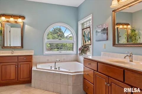 Bath - 6505 Telstar Rd, Riverton, IL 62561 photo 3 of 5