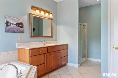 Bath - 6505 Telstar Rd, Riverton, IL 62561 photo 2 of 5